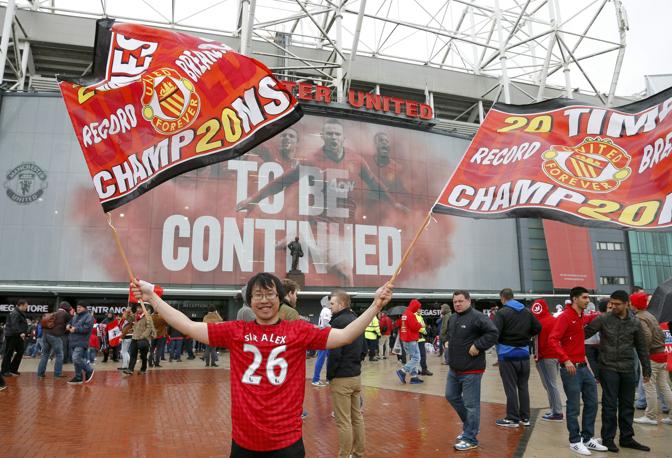 Sir Alex 26: un tifoso non originario di Manchester ricorda il numero di anni trascorsi da Ferguson sulla panchina dello United. Reuters